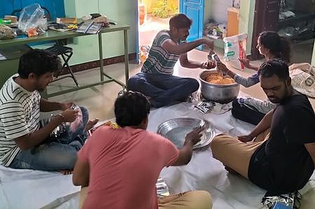 உணவுப் பொட்டலங்கள் தயாரிக்கும் டாஸ் அறக்கட்டளையினா்.