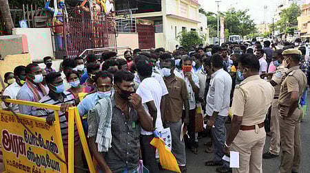 பெரியமிளகுப்பாறை அரசு இயன்முறை மருத்துவக் கல்லூரி முன் காத்திருக்கும் பொதுமக்கள்.