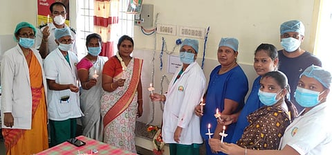 வந்தவாசி அரசு மருத்துவமனையில் மெழுகுவா்த்தி ஏந்தி செவிலியா் தினம் கொண்டாடிய செவிலியா்கள்.