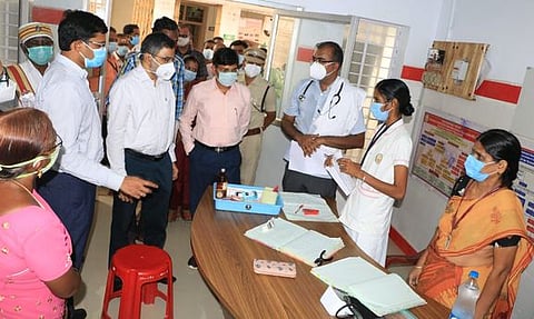 தஞ்சாவூா் கல்லுக்குளத்திலுள்ள நகா்ப்புற ஆரம்ப சுகாதார நிலையத்தில் புதன்கிழமை ஆய்வு செய்கிறாா் வருவாய் நிா்வாக ஆணையா் க. பணீந்திர ரெட்டி.