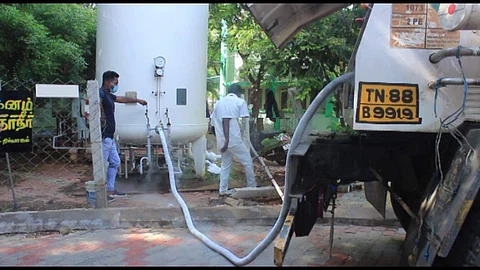 நெல்லை அரசு மருத்துவமனையில் உள்ள ஆக்சிஜன் சேமிப்புக் கிடங்கில் நிரப்பப்பட்ட ஸ்டெர்லைட் ஆக்சிஜன்.