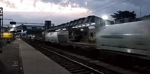 துர்காபூரில் இருந்து ரயில் மூலம் 80 டன் ஆக்சிஜன் தமிழகம் வருகை