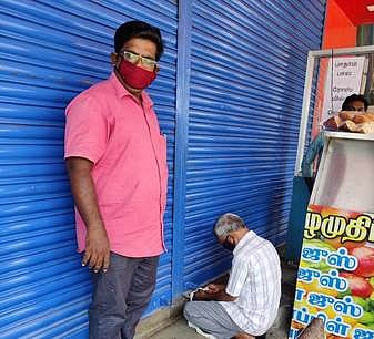 சீல்  வைக்கப்பட்ட  நேநீா்  கடை .