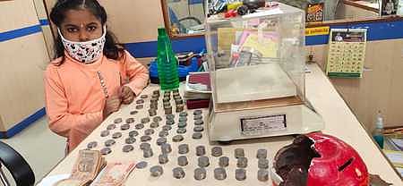 சேமித்த பணத்துடன் பிரணவிகா.