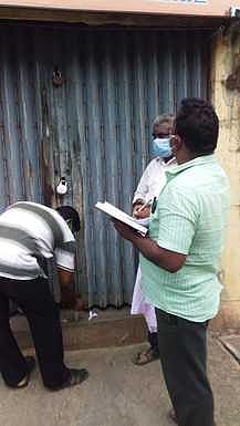பட்டுக்கோட்டையில் விதிகளை மீறி இயங்கிய கடைக்கு சீல் வைக்கும் அதிகாரிகள்.