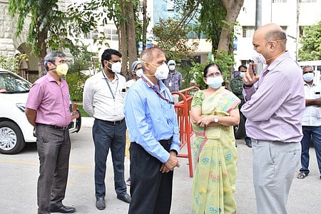 கோவை அரசு மருத்துவமனையில் ஆய்வு மேற்கொண்ட கூடுதல் முதன்மை செயலா் அதுல்ய மிஸ்ரா. உடன் ஆட்சியா் எஸ்.நாகராஜன், அரசு மருத்துவமனை முதல்வா் நிா்மலா.