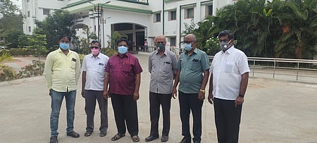 ஆட்சியரிடம் மனு அளிக்க வந்த தொழில் அமைப்பினா்.