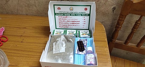 ஆண்டிபட்டி பகுதியில் சுகாதாரத்துறையினா் வழங்கி வரும் மருந்து பெட்டகம்.