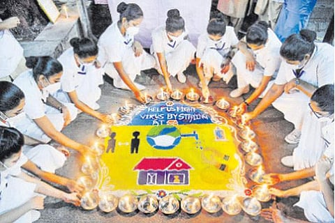 சர்வதேச செவிலியர் தினத்தையொட்டி, மகாராஷ்டிர மாநிலம் தானேவில் புதன்கிழமை மெழுகுவர்த்தி ஏற்றி கொண்டாடிய செவிலியர்கள்.