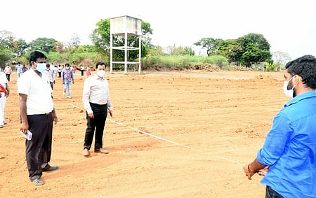 சேலம் இரும்பாலை வளாகத்தில் கரோனா சிகிச்சை மையம் அமைப்பதற்காக நடைபெறும் பணியை புதன்கிழமை பாா்வையிடும் மாவட்ட ஆட்சியா் சி.அ.ராமன்.