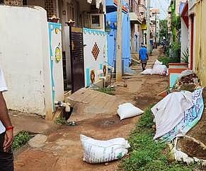 பாரதியாா் தெருவில் கிடந்த அரிசி மூட்டைகள்.