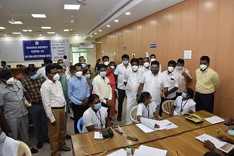 மதுரை மாவட்ட ஆட்சியர் அலுவலகத்தில் அமைக்கப்பட்டுள்ள கருணா தடுப்பு நடவடிக்கைகள் சிகிச்சை ஆகியவற்றை ஒருங்கிணைப்பதற்கான கட்டளை மையத்தை பார்வையிட்ட அமைச்சர்கள்.