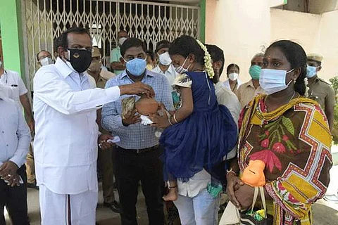 கரோனா நிவாரண நிதிக்கு வீட்டுவசதித்துறை அமைச்சர் சு.முத்துசாமி, ஆட்சியர் கதிரவனை நேரில் சந்தித்து தனது சேமிப்பு பணத்தை வழங்கிய நாமக்கல் மாவட்டத்தை சேர்ந்த 5 வயது சிறுமி மேஹாஸ்ரீ .