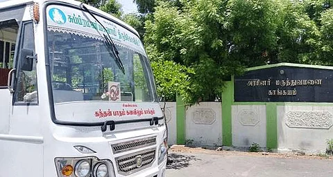 காங்கயம் அரசு மருத்துவமனை ஊழியர்களுக்கு மதிய உணவு எடுத்து வந்த பேருந்து.  