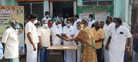 திருத்துறைப்பூண்டி பகுதியில் கரோனா நிவாரண நிதி வழங்கும் பணியை தொடங்கி வைத்த எம்எல்ஏ மாரிமுத்து