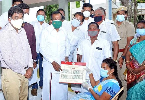 ஈரோடு மாணிக்கம்பாளையம் ஹவுசிங் யூனிட் பகுதியில் உள்ள ஒரு நியாய விலைக் கடையில் ரூ.2000 நிவாரணத் தொகை வழங்கும் பணியை தொடங்கி வைத்த வீட்டு வசதித்துறை அமைச்சர் சு. முத்துசாமி.