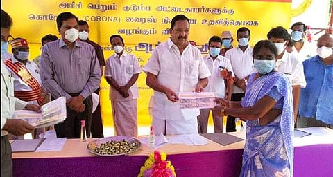 ராணிப்பேட்டை கற்பகம் கூட்டுறவு நியாயவிலைக் கடைகளில் அரிசி பெறும் குடும்ப அட்டைதாரர்களுக்கு கரோனா வைரஸ் நிவாரண நிதியினை தமிழக கைத்தறி மற்றும் துணிநூல் துறை அமைச்சர் காந்தி வழங்கினார்.
