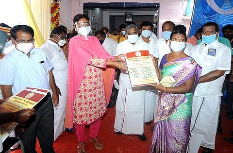 திருவாரூா் மாவட்டத்தில் 3.76 லட்சம் பேருக்கு கரோனா நிவாரணம்