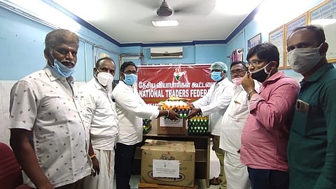 அரூா் அரசு மருத்துவமனையில் நோயாளிகளுக்கு தேவையான உபகரணங்களை சனிக்கிழமை வழங்கிய தேசிய வியாபாரிகள் கூட்டமைப்பினா்.