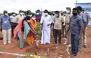 பெருந்துறையில் உள்ள அரசு மருத்துவக் கல்லூரி மருத்துவமனை வளாகத்தில் கூடுதல் கட்டடம் கட்டும் பணியை துவக்கிவைக்கிறாா் அமைச்சா் சு.முத்துசாமி.