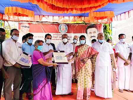 கரோனா நிவாரணத் தொகையை வழங்கிய அமைச்சா் கே.ஆா். பெரியகருப்பன், மானாமதுரை சட்டப்பேரவை உறுப்பினா் தமிழரசி