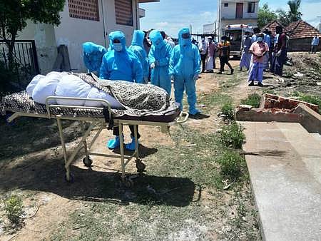 அறந்தாங்கி அருகே கரோனா தொற்றால் உயிரிழந்த பெண்னின் உடலை கவச உடை அணிந்து, அடக்கம் செய்யும் தவ்ஹீத் ஜமாஅத் நிா்வாகிகள்.