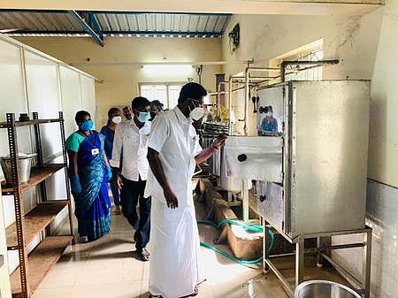 ஜயங்கொண்டத்திலுள்ள அம்மா உணவகத்தில் ஞாயிற்றுக்கிழமை ஆய்வு மேற்கொண்ட சட்டப்பேரவை உறுப்பினா் க.சொ.க.கண்ணன்.