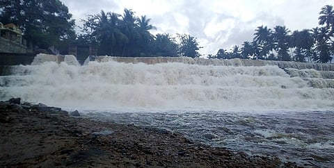கொட்டகுடி ஆற்றில் ஏற்பட்ட வெள்ளப்பெருக்கால் பிள்ளையாா் கோவில் தடுப்பணையில் ஞாயிற்றுக்கிழமை பாய்ந்து வந்த வெள்ள நீா்.