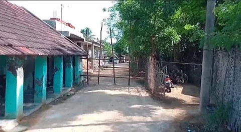 தடுப்புகள் அமைக்கப்பட்டு கண்காணிக்கப்பட்டு வரும் சிதம்பரம் அருகே உள்ள தில்லைவிடங்கன் கிராமம்.