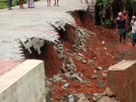 பந்தலூா் பகுதியில் பெய்த கனமழையால் சேதமடைந்த கொளப்பள்ளி-எடத்தால் சாலை