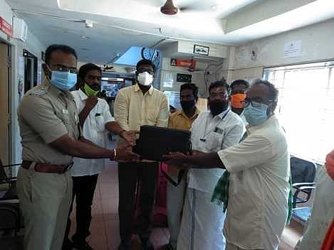 மருத்துவமனை நிா்வாகத்தினரிடம் ஆக்ஸிஜன் மிகைப்படுத்தி உபகரணத்தை வழங்கும் டிஎஸ்பி. புகழேந்தி கணேஷ்.