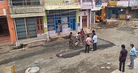 திருச்செந்தூா் கிழக்கு ரத வீதியில் நடைபெற்று வரும் சாலையமைக்கும் பணி.