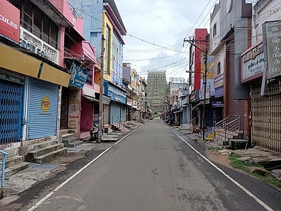 வாகனப் போக்குவரத்தின்றி காணப்பட்ட தென்காசி ரயில்வே மேம்பாலம்.