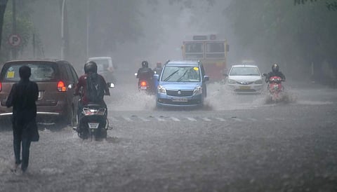 கேரளத்தில் 2-ஆவது நாளாக நீடிக்கும் கனமழை: ஒருவா் உயிரிழப்பு - இயல்பு வாழ்க்கை பாதிப்பு