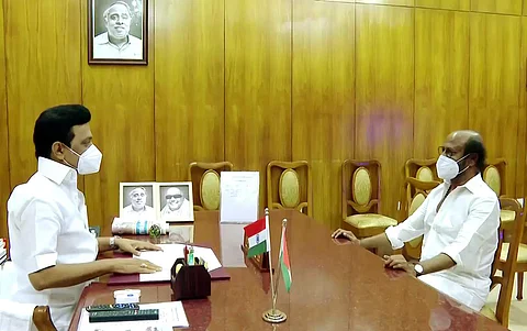 தமிழக அரசிற்கு உதவும் வகையில், கரோனா நிவாரண நிதியாக சென்னை தலைமை செயலகத்தில் முதல்வர் ஸ்டாலினை சந்தித்து நடிகர் ரஜினிகாந்த்  ரூ.50 லட்சத்தை வழங்கினார்.
