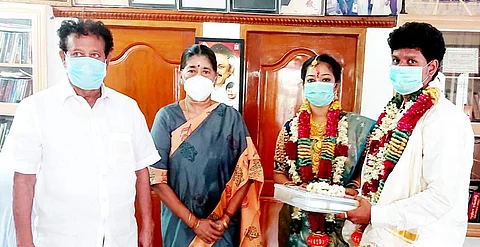 மணக்கோலத்தில் வந்து உயர் கல்வி அமைச்சர் க.பொன்முடியிடம்,  கரோனா நிவாரண நிதி வழங்கிய புதுமண தம்பதியினர்.