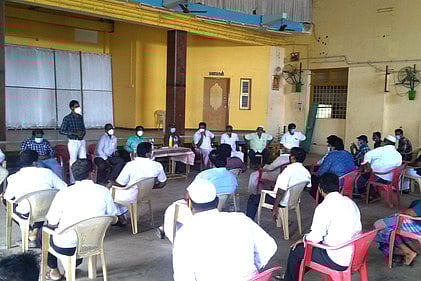 செங்கத்தில் நடைபெற்ற கரோனா தடுப்பு விழிப்புணா்வுக் கூட்டத்தில் பேசிய கோட்டாட்சியா் வெற்றிவேல்.