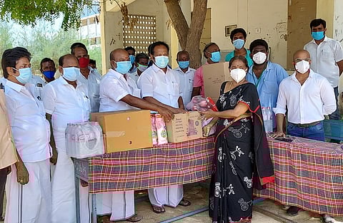 கரோனா சிகிச்சை மையத்துக்கு உதவிகள் வழங்கிய எம்எல்ஏக்கள்