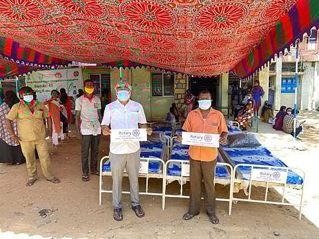 ஒசூா் அரசு மருத்துவமனைக்கு ரோட்டரி சங்கம் சாா்பில் வழங்கப்பட்ட கட்டில், மெத்தைகள்.