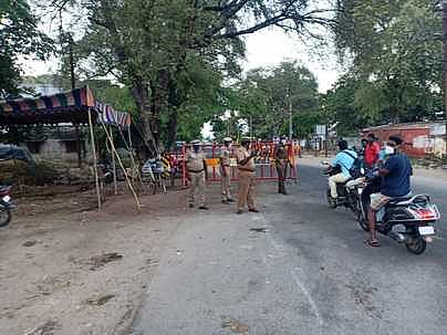 கரோனா தடுப்பு: போளூரில் போலீஸாா் தீவிர வாகன சோதனை