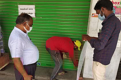 தியாகதுருகம் சாலையில் உள்ள உணவகத்தை மூடி ‘சீல்’ வைக்கும் நகராட்சி ஆணையா் ந.குமரன்.