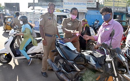 திருச்சியில் செவ்வாய்க்கிழமை அத்தியாவசியத் தேவையில்லாமல் இரு சக்கர வாகனத்தில் வந்தவருக்கு அபராதம் விதிக்கும் காவல்துறையினா்.