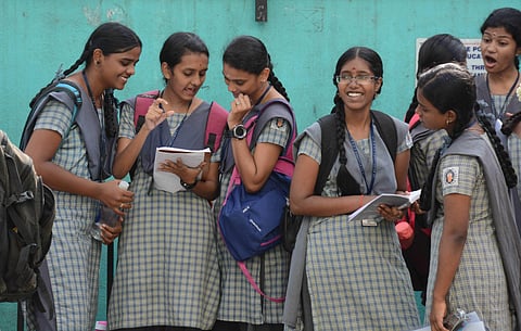 வாட்ஸ்ஆப் மூலம் 12-ம் வகுப்பு அலகுத் தேர்வு: வழிகாட்டு நெறிமுறைகள்