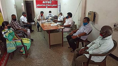 திருப்பூர் ஏஐடியூசி பனியன் சங்க அலுவலகத்தில் புதன்கிழமை நடைபெற்ற ஆலோசனைக்கூட்டத்தில் பங்கேற்ற தொழிற்சங்க நிர்வாகிகள்.