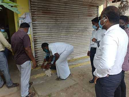 பட்டுக்கோட்டை அருகே உரிய உரிமம் இல்லாமல் இயங்கி வந்த மருந்துக் கடைகளுக்கு சீல் வைக்கும் மாவட்ட வருவாய் அலுவலா்.