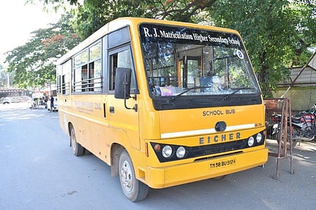 கோவை அரசு மருத்துவமனையில் இருந்து குணமடைந்து வீடு திரும்பும் கரோனா நோயாளிகளை அழைத்து செல்ல ஏற்பாடு செய்யப்பட்டுள்ள பேருந்து.