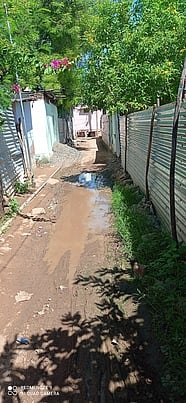 மணியக்காரன்பட்டி கிராமத்தில் மழை காரணமாக செவ்வாய்க்கிழமை சாலையில் தேங்கியிருந்த மழை நீா்.