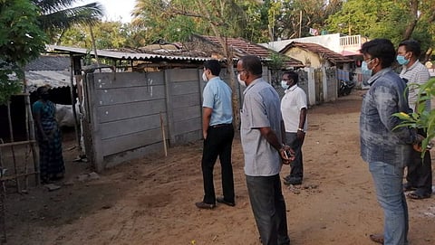 வரிச்சிக்குடி குடியிருப்பில் வசிப்போருக்கு ஆலோசனை வழங்கிய துணை ஆட்சியா் எம். ஆதா்ஷ்.