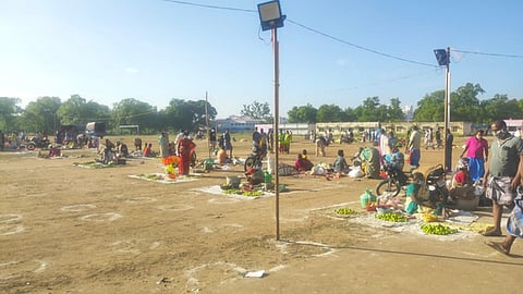 எடப்பாடி அரசு ஆண்கள் மேல்நிலைப் பள்ளி வளாகத்தில் அமைக்கப்பட்டுள்ள காய்கறி சந்தை.