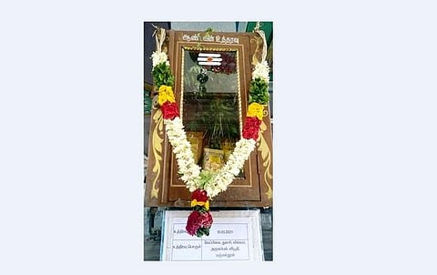 சிவன்மலை முருகன் கோயிலில் , கண்ணாடிப் பெட்டிக்குள் வைக்கப்பட்டுள்ள வேப்பிலை, துளசி உள்ளிட்ட 6 பொருள்கள்.